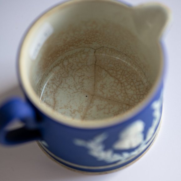 1905 Wedgwood Creamer Dark Blue Jasperware W Issues - See Photos - Picture 5 of 17